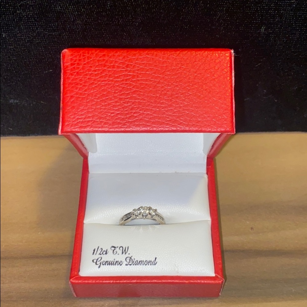 10K white gold diamond ring - Picture 3 of 7